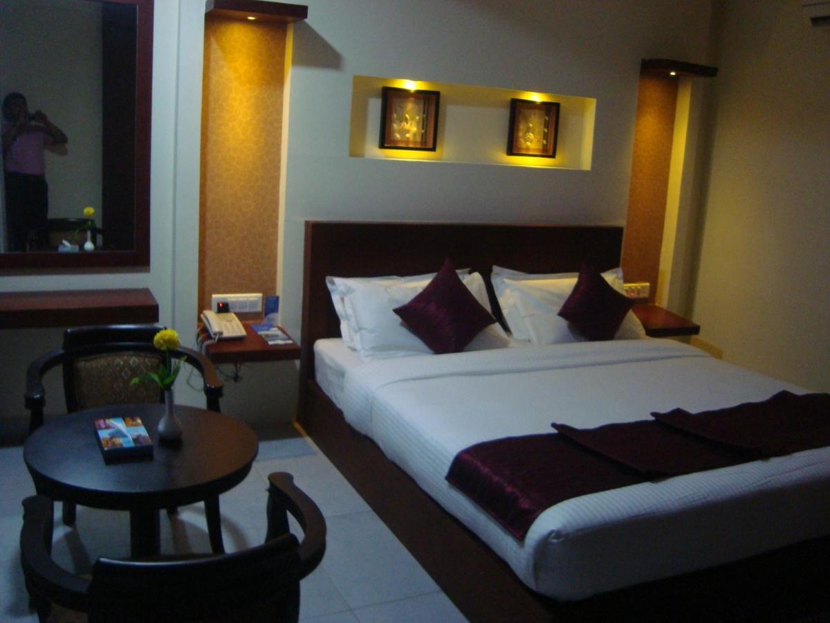 Rouba Residency Hotel Ponnāni Buitenkant foto