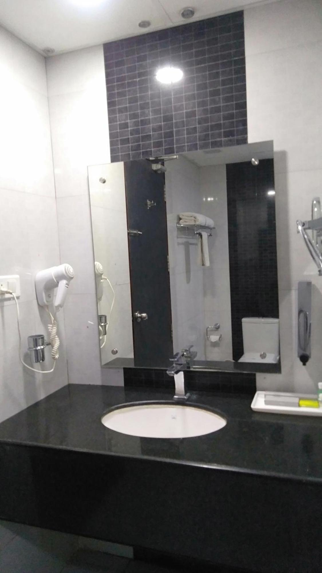 Rouba Residency Hotel Ponnāni Buitenkant foto