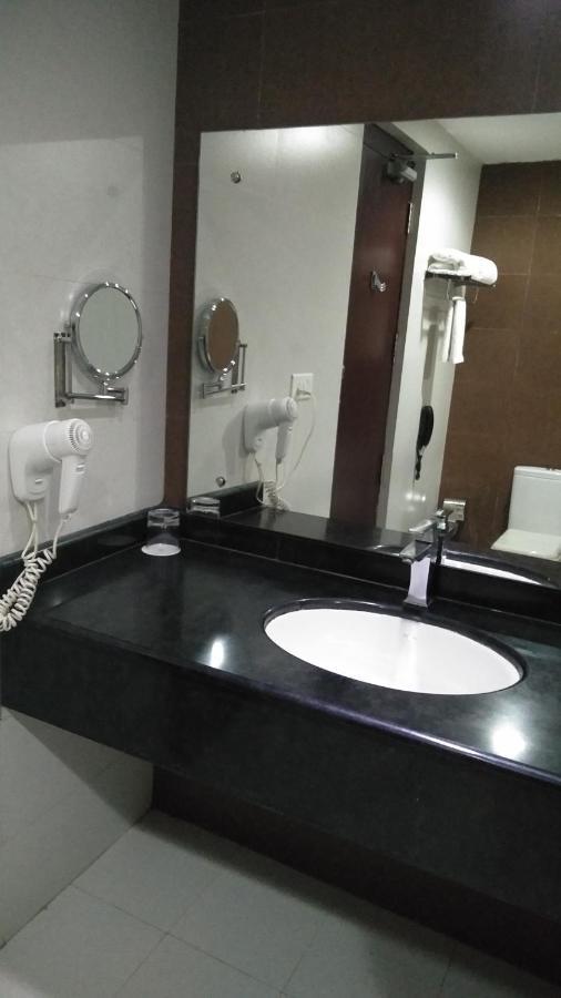 Rouba Residency Hotel Ponnāni Buitenkant foto